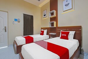 Deluxe Twin Room | Desk, laptop workspace, bed sheets - Capital O 92105 A'shanti Inn (Cilacap)