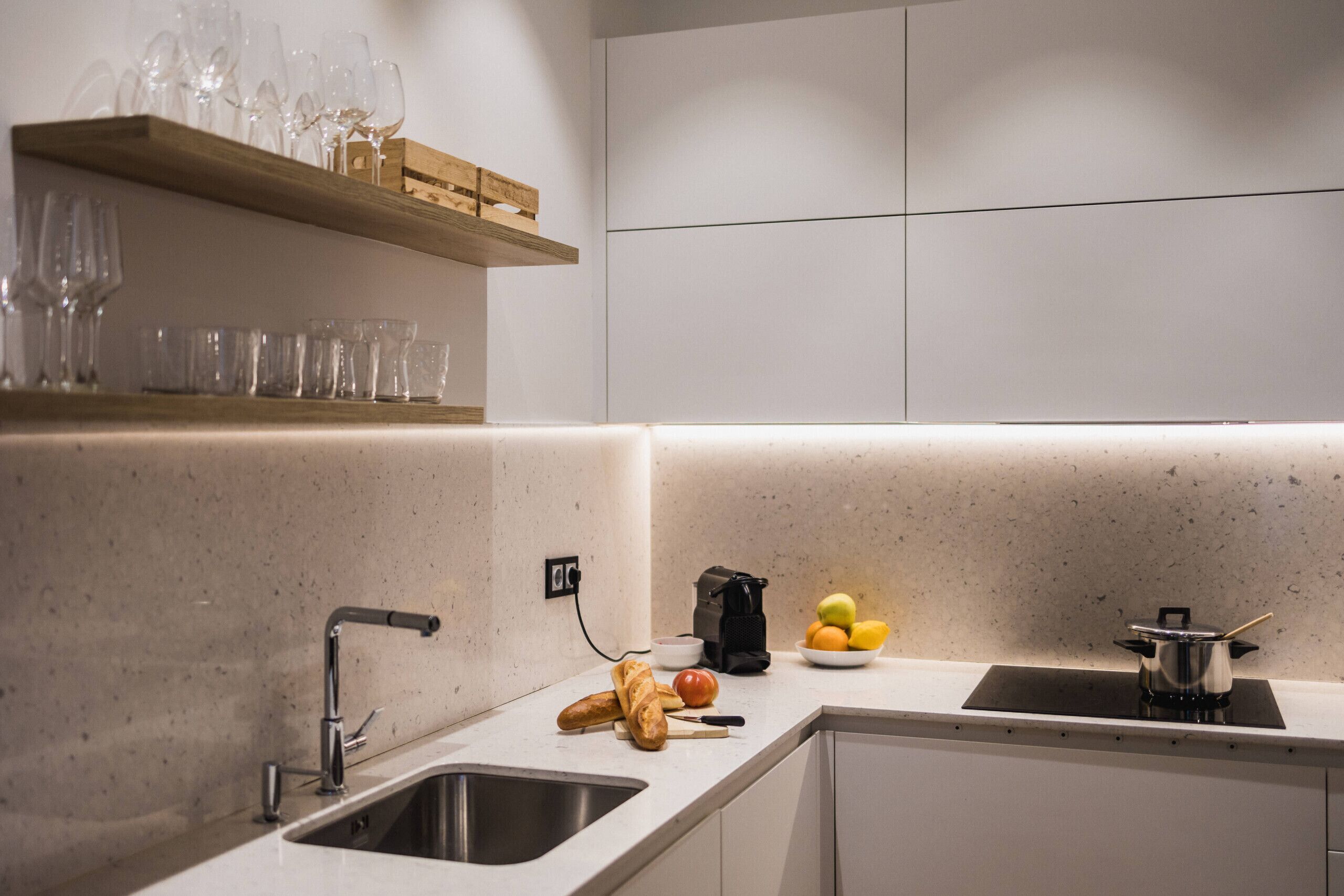 Kühlschrank, Mikrowelle, Ofen, Geschirrspüler