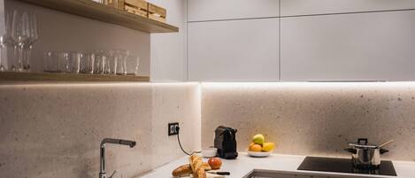 Kühlschrank, Mikrowelle, Ofen, Geschirrspüler