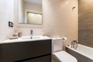 Baignoire, sèche-cheveux, serviettes fournies