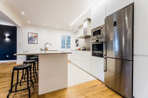 Fridge, microwave, oven, dishwasher - ZABALETA SUITE: 6 PAX Superior apartment. Practical and distinguished. 500 meters from the beach (San Sebastián)