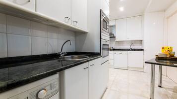 Frigorífico, microondas, horno y placa de cocina