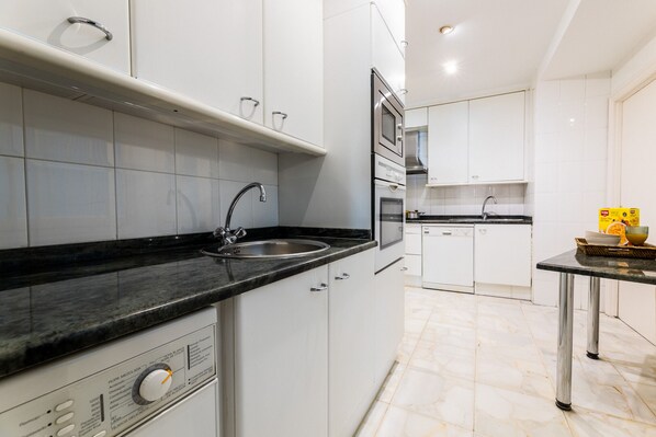 Kühlschrank, Mikrowelle, Ofen, Geschirrspüler