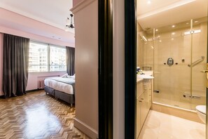 Baignoire, séchoir à cheveux, serviettes fournies