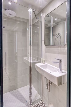 Bathtub, hair dryer, towels - ZUBIETA PLAZA: 8 PAX superior apartment. Distinguished and practical. 100 meters from La Concha beach (San Sebastián)