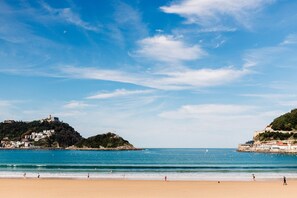 Beach nearby - ZUBIETA PLAZA APARTMENT (San Sebastián)