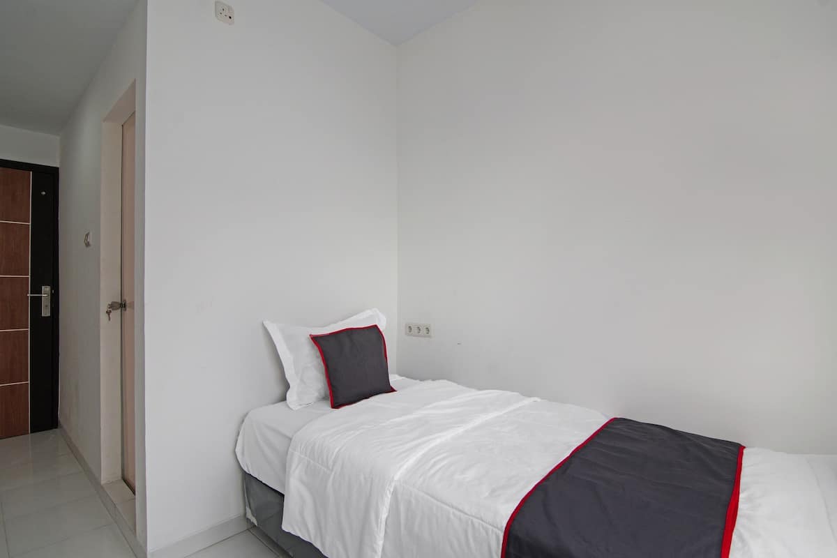 Family Triple Room | Desk, laptop workspace, free WiFi, bed sheets