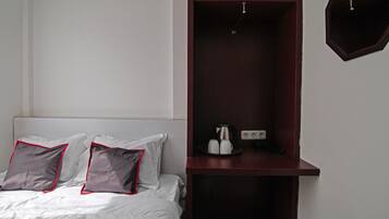 Escritorio, espacio para trabajar con laptop y wifi gratis