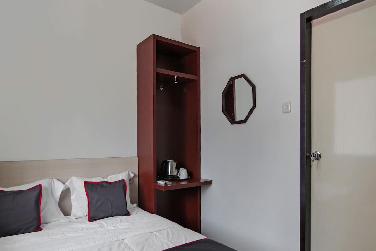 Desk, laptop workspace, free WiFi, bed sheets
