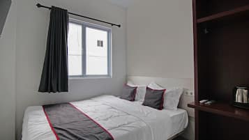 Escritorio, espacio para trabajar con laptop y wifi gratis