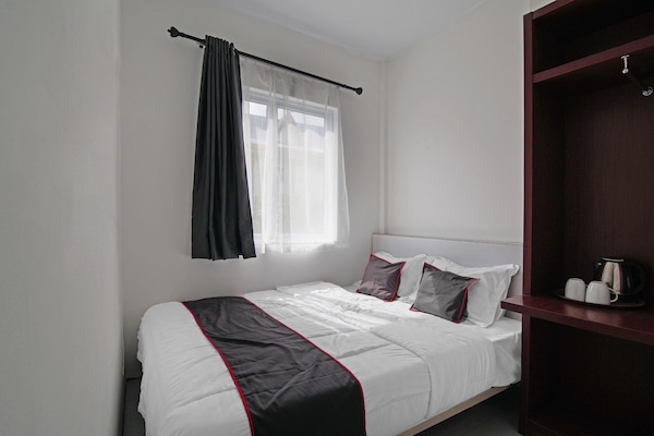 Escritorio, espacio para trabajar con laptop y wifi gratis