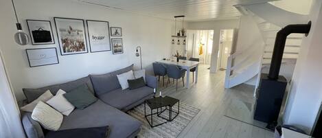 Smart-TV, Kamin, Stereoanlage