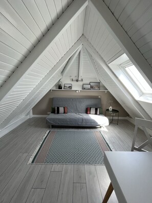 Smart TV, fireplace, stereo