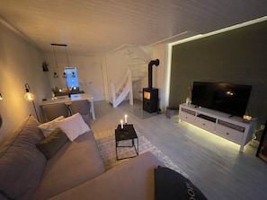 Smart TV, fireplace, stereo