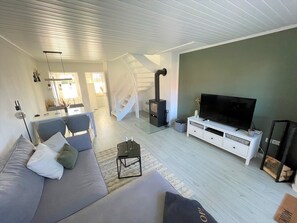 Smart TV, fireplace, stereo