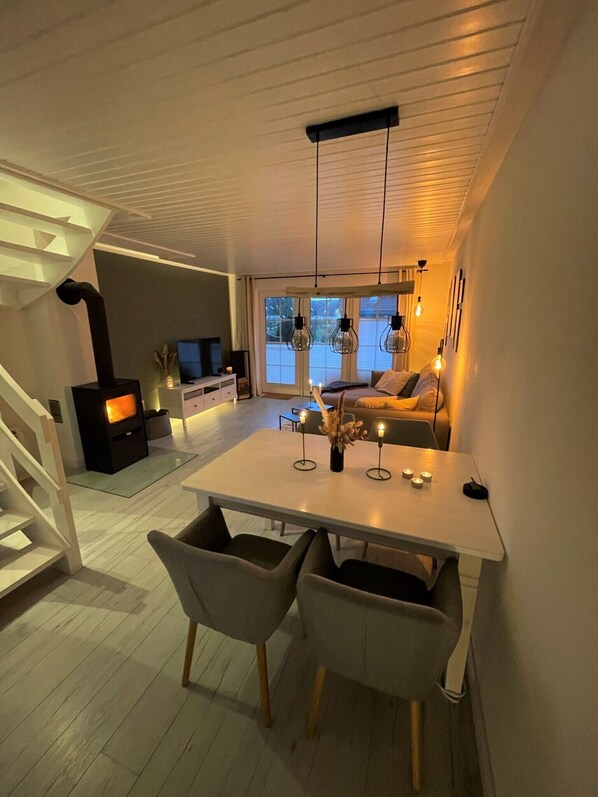 Smart TV, fireplace, stereo