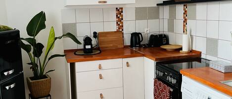 冷蔵庫、オーブン、コンロ、コーヒー / ティーメーカー