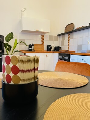 Fridge, oven, stovetop, coffee/tea maker - Charming apartment near the Parliament (Budapest)