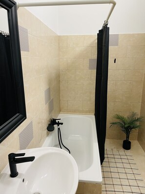Hair dryer, towels, soap, shampoo - Charming apartment near the Parliament (Budapest)