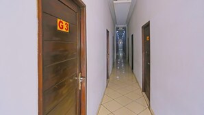 Un pasillo con puertas indicadas con G3 y G4, que conduce a habitaciones.