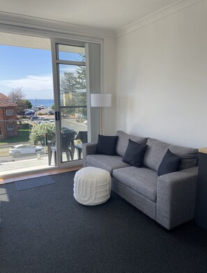 Living area - Eloura Gardens 100m to the Beach (Cronulla)