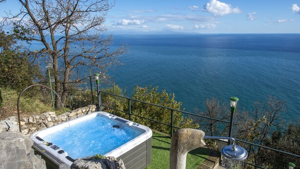 Un bain à remous avec vue sur l’océan.