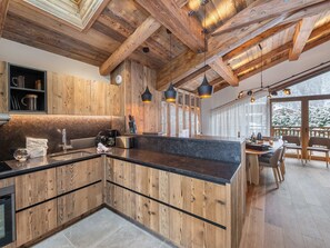 Fridge, microwave, dishwasher - Spacious chalet in Courchevel with pool and sauna (Courchevel)