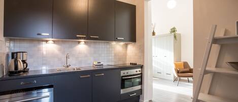 Een koelkast, een microgolfoven, een oven, een kookplaat