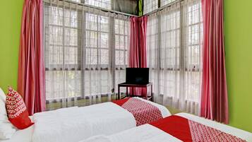 Una scrivania, postazione laptop, lenzuola