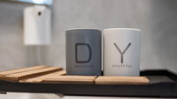 Two cylindrical containers with the letters "D" and "Y" on them, placed on a tray.