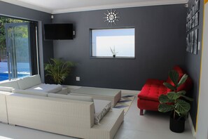 Smart TV, chimenea y estéreo 