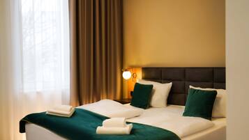 Comfort dubbelrum | Allergitestade sängkläder, minibar och värdeförvaringsskåp på rummet