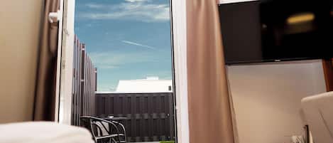 Comfort eenpersoonskamer | Hypoallergeen beddengoed, een minibar, een kluis op de kamer, een bureau