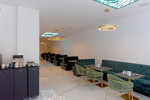 Daily buffet breakfast for a fee - M-Pire Hotel Berlin (Berlin)