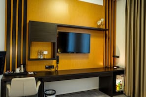 Kamar Double Superior | Seprai antialergi, minibar, brankas, dan meja kerja