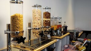 Disposición de bufé con tres dispensadores llenos de distintos alimentos.