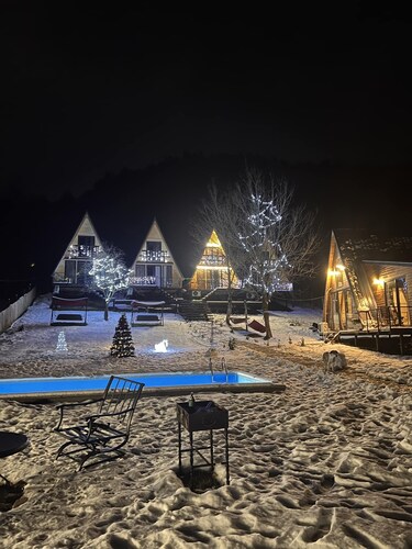 რაჭაში, ეკოლოგიურად სუფთა ხის კოტეჯი, აუზით და კეთილმოწყობილი ეზოთი