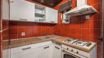 Familienhaus, Mehrere Schlafzimmer, Meerseite (Lovely Holiday Home By The Sea) | Eigene Küche | Kühlschrank, Ofen, Herdplatte, Geschirrspüler