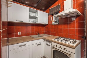 Family House, Multiple Bedrooms, Sea Facing (Lovely Holiday Home By The Sea) | Private kitchen