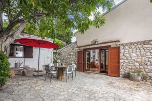 Rumah Keluarga, beberapa kamar, menghadap laut (Lovely Holiday Home By The Sea) | Tempat makan outdoor