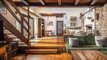 Familienhaus, Mehrere Schlafzimmer, Meerseite (Lovely Holiday Home By The Sea) | Wohnbereich | Fernseher, Kamin