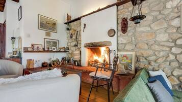 Familienhaus, Mehrere Schlafzimmer, Meerseite (Lovely Holiday Home By The Sea) | Wohnbereich | Fernseher, Kamin