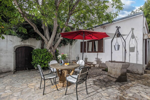 Casa familiar, varias habitaciones, frente al mar (Lovely Holiday Home By The Sea) | Restaurante al aire libre