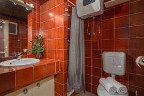 Rumah Keluarga, beberapa kamar, menghadap laut (Lovely Holiday Home By The Sea) | Kamar mandi | Shower, handuk, sabun, dan sampo