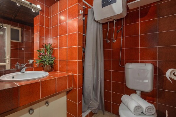 Maison Familiale, plusieurs chambres, vue mer (Lovely Holiday Home By The Sea) | Salle de bain | Douche, serviettes fournies, savon, shampoing