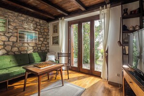 家庭獨棟房屋, 多間臥室, 面海 (Lovely Holiday Home By The Sea) | 起居區 | 電視、壁爐