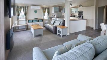 Rumah (2 Bedrooms) | Area keluarga | TV