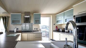 Rumah (2 Bedrooms) | Dapur pribadi | Microwave, oven, mesin pencuci piring, dan peralatan masak/sendok-piring