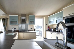 House (2 Bedrooms) | Private kitchen | Microwave, oven, dishwasher, cookware/dishes/utensils - 2BD Seafront Lodge Amazing Views in Kent (Whitstable)