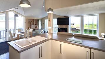House (2 Bedrooms) | Private kitchen | Microwave, oven, dishwasher, cookware/dishes/utensils